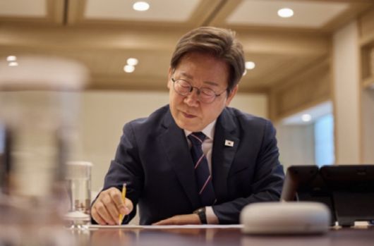 이재명 대통령이 서울 용산 집무실에서 업무를 보고 있다./대통령실