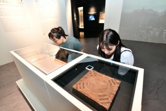 '빛을 담은 항일유산' 특별전 전경. /국가유산청