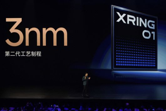 레이쥔 중국 샤오미(小米) 최고경영자(CEO)가 5월 22일 중국 베이징(北京)에서 진행된 신제품 발표 행사에서 자체 개발한 3나노미터(nm·1nm=10억분의 1m) 시스템온칩(SoC) '쉬안제(玄戒·Xring)O1'을 소개하고 있다./AP·연합