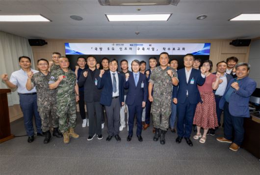이진권 KT 엔터프라이즈부문 이행1본부장(앞줄 왼쪽부터 6번째)와 국방부, 한국지능정보사회진흥원(NIA) 주요 관계자가 '국방 5G 인프라 구축' 사업 착수보고회에서 단체 기념사진을 촬영하는 모습./KT