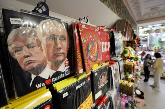13일(현지시간) 러시아 모스크바의 기념품 시장에 블라디미르 푸틴 러시아 대통령(오른쪽)과 도널드 트럼프 미국 대통령의 초상화가 인쇄된 티셔츠가 전시돼 있다./EPA·연합