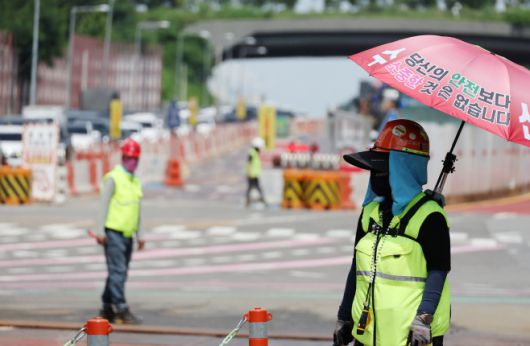 폭염이 이어진 지난달 31일 서울 강남구 양재대로 개선사업 공사현장에서 근로자가 근무를 하고 있다. /연합
