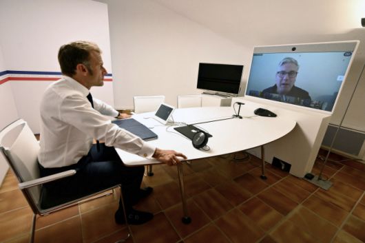 에마뉘엘 마크롱 프랑스 대통령(왼쪽)이 19일(현지시간) 프랑스 남부 봄레미모사의 브레강송 요새에서 키어 스타머 영국 총리 등 우크라이나 지원 '의지의 연합' 정상들과 화상 회의를 갖고 있다./AP·연합