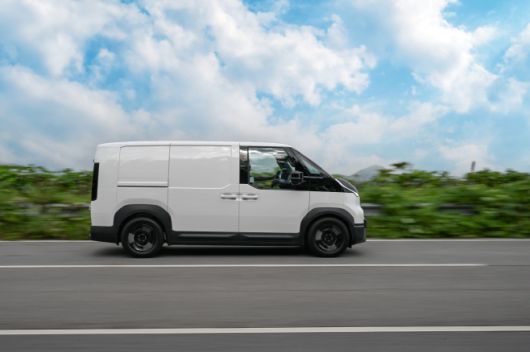 카고는 1열을 제외한 모든 창문을 철판으로 둘렀다./기아