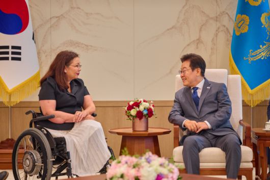 이재명 대통령이 18일 서울 용산 대통령실 청사에서 태미 덕워스 미국 민주당 상원의원(일리노이주)을 만나 대화하고 있다./대통령실 제공