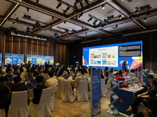 22일(현지시간) 베트남 하노이에서 열린 '2025 롯데 글로벌 잡페어'에서 롯데 그룹과 계열사 소개를 듣고 있는 참가자들의 모습/하노이 정리나 특파원