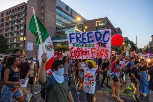 미국 시민들이 23일(현지시간) 워싱턴 D.C.에서 도널드 트럼프 대통령의 방위군 배치에 항의하는 시위를 벌이고 있다./AFP·연합