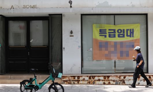 19일 서울 강남구 가로수길 상점에 임대 안내문이 내걸린 모습./연합