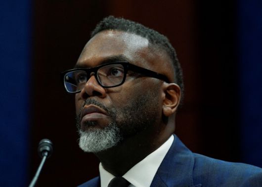 브랜든 존슨 미국 시카고 시장이 3월 5일(현지시간) 워싱턴 D.C. 연방의회 의사당에서 진행된 '성역 도시(Sanctuary City·연방정부의 불법 체류자 단속·추방 협력 거부 도시)'의 관할권 및  연방 이민 정책에 미치는 영향과 관련, 하원 감독·책임위원회 청문회에 출석하고 있다./로이터·연합