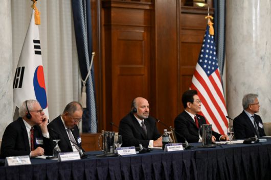 이재명 대통령(오른쪽 두번째)과 하워드 러트닉 미국 상무부 장관(세번째)·류진 한국경제인협회 회장(네번째)·젠슨 황(중국명 황런쉰·黃仁勳) 엔비디아 최고경영자(CEO·오른쪽) 등이 25일 오후(현지시간) 미국 워싱턴 D.C. 월라드호텔에서 진행된 한·미 비즈니스 대화에 참석하고 있다./로이터·연합