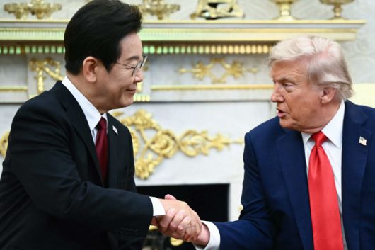 이재명 대통령과 도널드 트럼프 미국 대통령이 25일 오후(현지시간) 미국 워싱턴 D.C. 백악관 집무실(오벌 오피스)에서 악수를 나누고 있다./AFP·연합