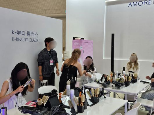 아모레퍼시픽 부스에서는 방문객들에게 맞춤형 뷰티를 제공하는 'K-뷰티 클래스'가 진행됐다/ 강혜원 인턴기자