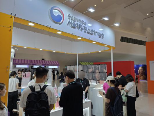 서울지방중소벤처기업청이 '2025 서울뷰티위크'에서 방문객들에게 관련 상품을 설명하고 있다/ 강혜원 인턴기자