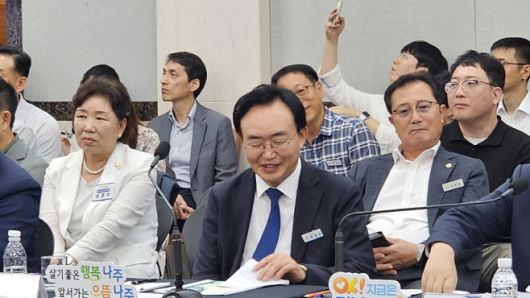 윤병태 나주시장이 2일 오후에 열린 나주시 정책비전투어에서 인사말을 하고 있다./이명남 기자