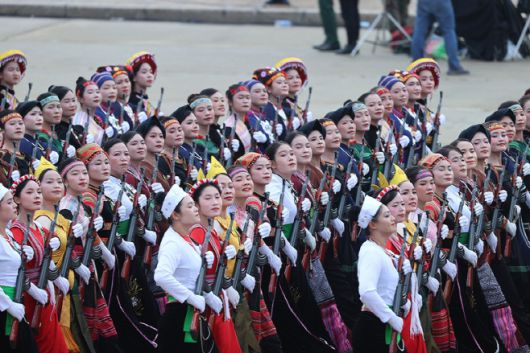 2일(현지시간) 베트남 하노이에서 열린 독립·건국 80주년 열병식에서 베트남 54개 민족으로 구성된 여성 민족 민병대가 행진하고 있다/베트남 정부공보