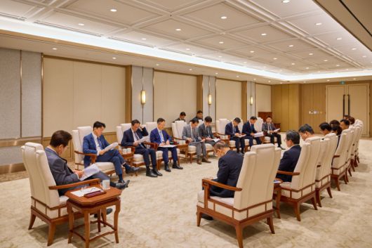 이재명 대통령이 1일 서울 용산 대통령실 청사에서 참모진과 아침 티타임 회의를 갖고 있다./제공=대통령실