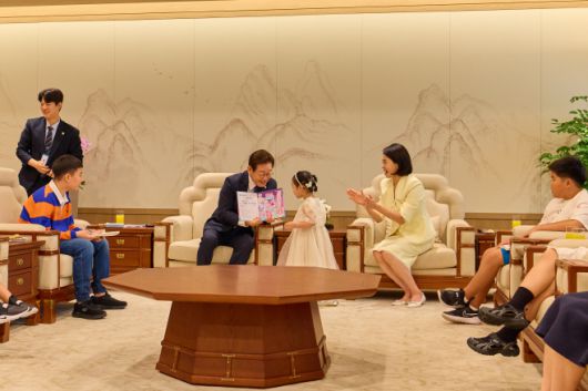 이재명 대통령과 김혜경 여사가 4일 서울 용산 대통령실 청사에서 열린 어린이 초청 행사에 참석한 어린이에게 책을 선물하고 있다./제공=대통령실