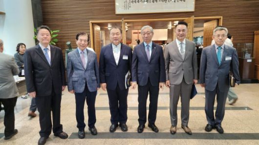 지난 4일 서울 연세대학교 루스채플에서 열린 연세조찬기도회에서 윤동섭 연세대학교 총장(오른쪽 세번째), 서대천 홀리씨즈교회 목사(오른쪽 두번째), 연세조찬기도회 김운성 회장(왼쪽 세번째), 한원일 연세대인천부천동문회 회장(왼쪽 첫번째) 등이 기념촬영을 하고 있다. / 사진=연세조찬기도회