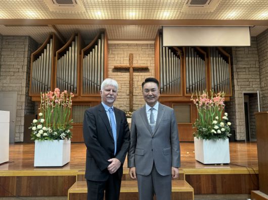 지난 4일 서울 연세대학교 루스채플에서 열린 연세조찬기도회에서 서대천 홀리씨즈교회 목사(오른쪽)가 연세대학교를 창립한 언더우드 선교사의 증손자 피터 언더우드와 기념촬영을 하고 있다. / 사진=연세조찬기도회