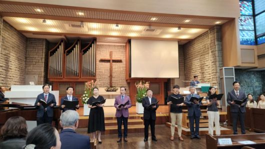 지난 4일 서울 연세대학교 루스채플에서 열린 연세조찬기도회에서 연세대인천부천동문회원 일동이 특송을 하고 있다. / 사진=연세조찬기도회