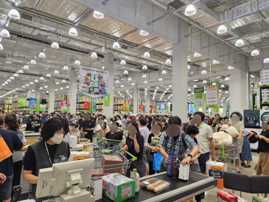 오전 11시 트레이더스 구월점에선 구매를 위해 대기하는 사람들로 계산대 통로가 메워졌다. 계산하는 데에만 15분이 걸렸다. /강혜원 인턴기자