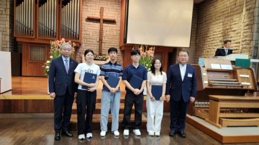 윤동섭 연세대학교 총장과 김운성 연세조찬기도회 회장이 박단비(신학과 23학번), 김연우(치의본과 22학번), 강건희(물리치료과 23학번), 이다은(글로벌인재학부 25학부) 등 학생들에게 장학증서를 전달후 기념촬영을 하고 있다. / 사진=연세조찬기도회