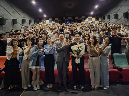 홀리씨즈교회 성도들과 HSS 학생들이 6일 서울시 동작구 메가박스 영화관에서 기독교 애니메이션 ‘킹 오브 킹스’(The King of Kings)를 관람하며 복음의 감동을 나눴다. 장성호 감독(첫번째줄 오른쪽 세번째)과 서대천 목사(첫번째줄 오른쪽 네번째)를 비롯해 홀리씨즈교회 성도들과 HSS 학생들이 기념촬영을 하고 있다. / 사진=홀리씨즈교회