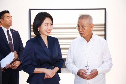 이재명 대통령의 부인 김혜경 여사가 3일 서울 강남구 코엑스에서 열린 키아프 서울에서 전시된 작품들을 관람하고 있다. /연합뉴스