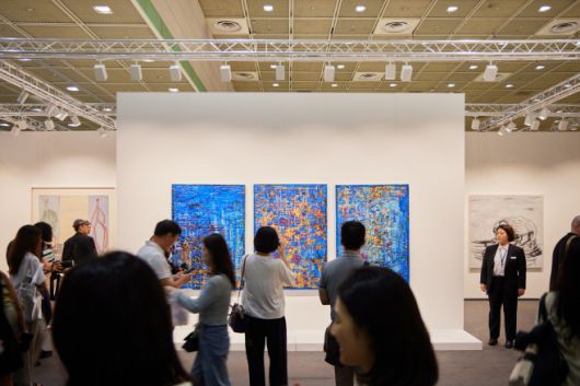 미국 작가 마크 브래드포드의 '오케이, 댄 아이 어폴로자이즈'(Okay Then I apologize)가 걸려 있는 하우저 앤 워스 갤러리 부스 전경. 총 3개의 패널로 구성된 이 작품은 올해 프리즈 서울에서 역대 최고가인 450만 달러(약 62억6000만원)에 판매됐다. /프리즈 서울