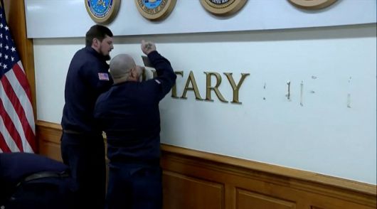 작업자들이 5일(현지시간) 미국 버지니아주 알링턴의 전쟁부 내에서 기존 국방부 명칭 제거 작업을 벌이고 있다./로이터·연합