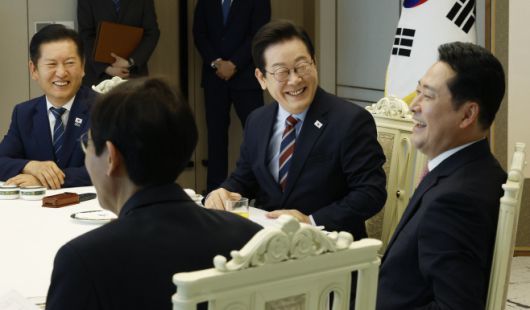 이재명 대통령이 8일 용산 대통령실에서 여야 지도부 오찬 회동을 하고 있다. 왼쪽부터 더불어민주당 정청래 대표, 이 대통령, 국민의힘 장동혁 대표./연합뉴스