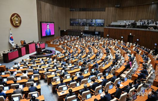 정청래 더불어민주당 대표가 9일 국회 본회의장에서 국정에 관한 교섭단체대표연설을 하고 있다. /송의주 기자