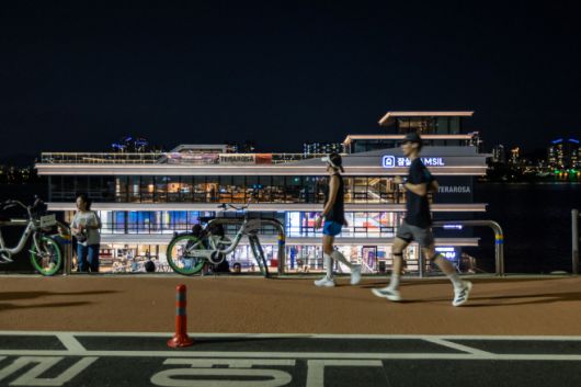 선착장과 러너. / 서울관광재단 제공