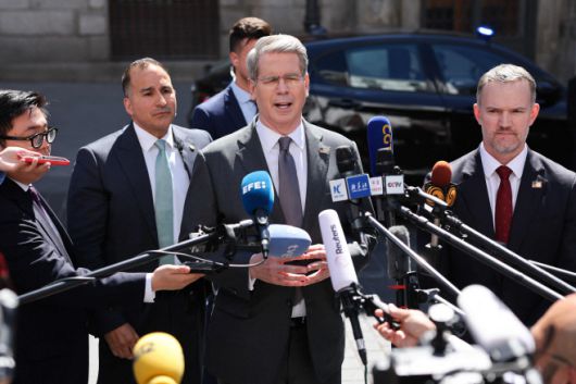 스콧 베선트 미국 재무부 장관(가운데)과 제이미슨 그리어 미국무역대표부(USTR) 대표(오른쪽)가 15일(현지시간) 스페인 마드리드 외무부 청사에서 중국과 무역 협상을 마친 후 기자들의 질문에 답하고 있다./AFP·연합