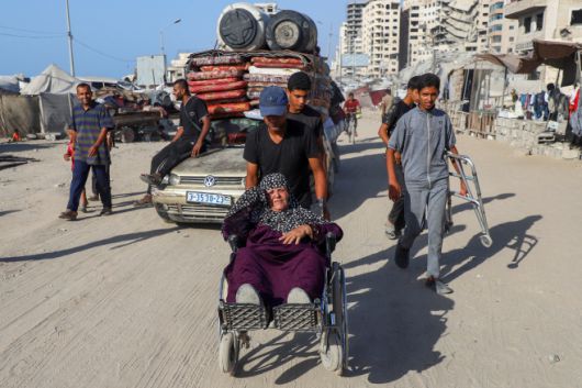 팔레스타인인들이 21일(현지시간) 이스라엘의 군사 행동을 피해 가자지구 남부로 이동하고 있다./로이터·연합