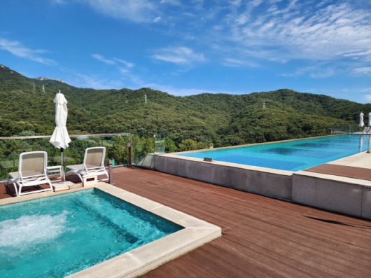 회원 전용 인피니티 풀은 연중 온수로 운영된다. 수영을 하면서 북한산 풍경을 감상할 수 있는 점이 특징이다. / 차세영 기자