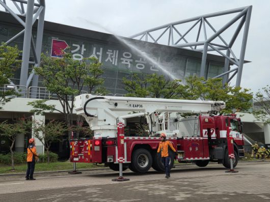24일 부산 강서체육공원 실내체육관 레디코리아(READY Korea) 훈련에서 소방차가 투입해 불을 끄고 있다./설소영 기자