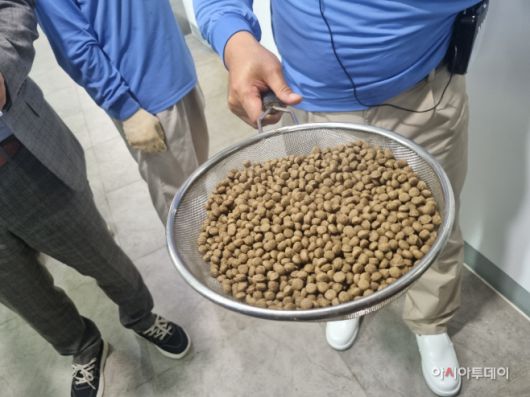 충북 음성군에 위치한 우리와 주식회사 반려동물 사료 제조공장에서 생산된 사료.. /정영록 기자