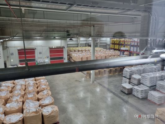 충북 음성군에 위치한 우리와 주식회사 반려동물 사료 제조공장 내부에 보관 중인 원료. /정영록 기자