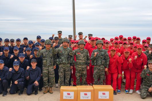 주일석 해병대사령관이 4일 서해 NLL 최전방 우도경비대를 찾아 장병들에게 격려품을 전달하고, 기념촬영하고 있다.   /해병대