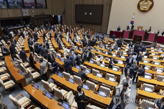 더불어민주당을 중심으로 한 의원들이 지난달 필리버스터를 거쳐 5개 법안 처리를 끝낸 뒤 본회의장을 떠나고 있다. /연합
