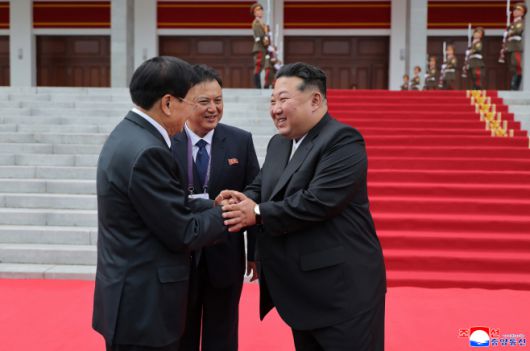 북한 노동당 창건 80주년 경축 행사 참석차 평양을 찾은 통룬 시술릿 라오스 국가주석(왼쪽)의 환영의식이 지난 7일 진행됐다고 조선중앙통신이 8일 보도했다. /연합