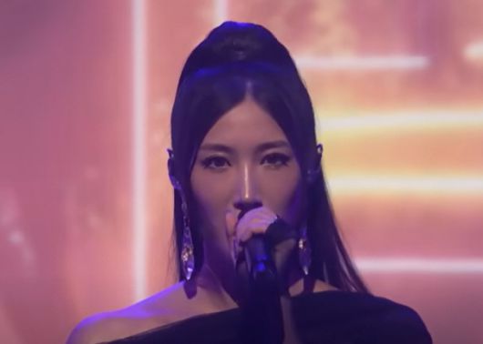 넷플릭스 애니메이션 '케이팝 데몬 헌터스'의 주제가 '골든' 작사·작곡과 가창에 참여한 가수 겸 작곡가 이재가 tvN '유 퀴즈 온 더 블럭'에 출연한다. 사진은 이재가 오드리 누나·레이 아미와 함께 미국 NBC 인기 토크쇼 '더 투나잇 쇼 스타링 지미 팰런'에 나와 '골든'을 열창하는 모습./'더 투나잇 쇼 스타링 지미 팰런' 화면 캡쳐