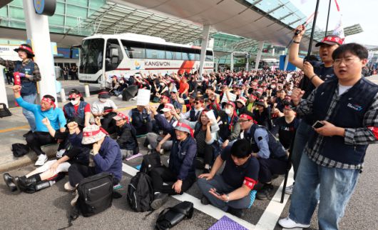 지난 2일 인천국제공항 제1여객터미널에서 열린 민주노총 공공운수노조 인천공항지역지부 전면파업 2일차 총파업 결의대회에서 참석자들이 구호를 외치고 있다./연합