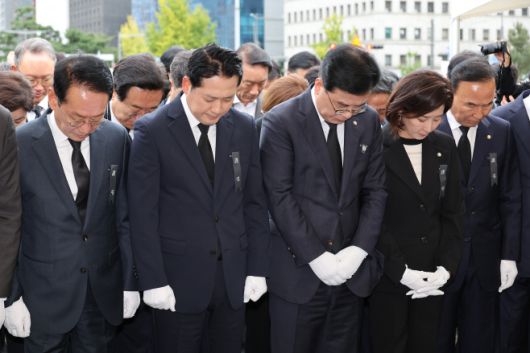 국민의힘 장동혁 대표, 송언석 원내대표 등 의원들이 13일 서울 여의도 국회 정문 인근에 민중기 특별검사팀의 소환 조사를 받은 뒤 숨진 채 발견된 경기 양평군 공무원 A씨를 추모하기 위해 설치한 분향소에서 묵념하고 있다. /연합