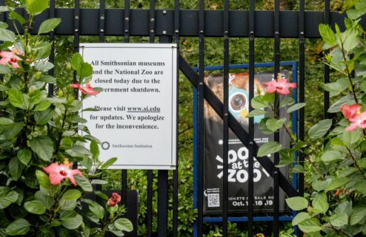 12일(현지시간) 미국 워싱턴 D.C. 국립동물원 입구에 폐쇄 안내문이 붙어 있다. 미 연방정부 셧다운이 이어지며 국립동물원과 스미소니언 박물관이 문을 닫았다./UPI 연합뉴스