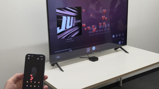 '씽' 기능을 활용해 블랙핑크의 '뛰어'를 부르는 모습. 음원의 보컬 조절이 가능하며 이모티콘을 활용해 응원도 할 수 있다./김영진 기자