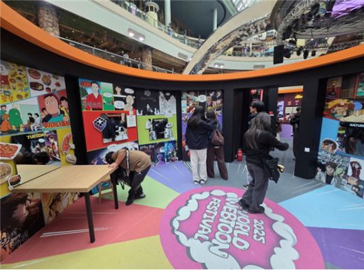 서울 잠실 롯데월드 아이스링크장에서 개최된 '웹툰 스테이지'에서 관람객들이 작품을 살펴보고 있다./이태경 인턴 기자