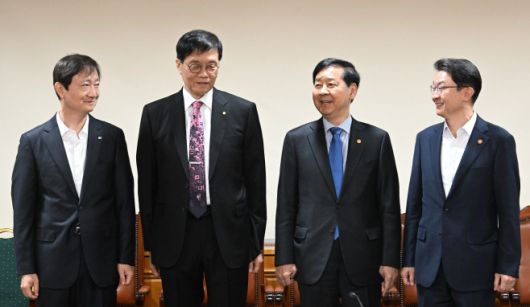 구윤철 부총리 겸 기획재정부 장관이 24일 서울 중구 은행연합회에서 열린 시장상황점검회의 시작에 앞서 기념사진을 찍고 있다. 왼쪽부터 이찬진 금감원장, 이창용 한은총재, 구윤철 부총리, 이억원 금융위원장. / 제공=기획재정부