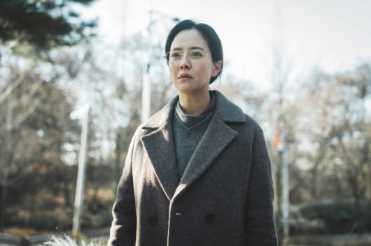 송지효는 영화 '구원자'에서 몸이 아픈 아들과 자신을 위해 잘못된 믿음에 몸을 내던지는 가정주부 '선희' 역을 맡아, 차분하면서도 광기어린 연기를 선보인다./제공=마인드마크